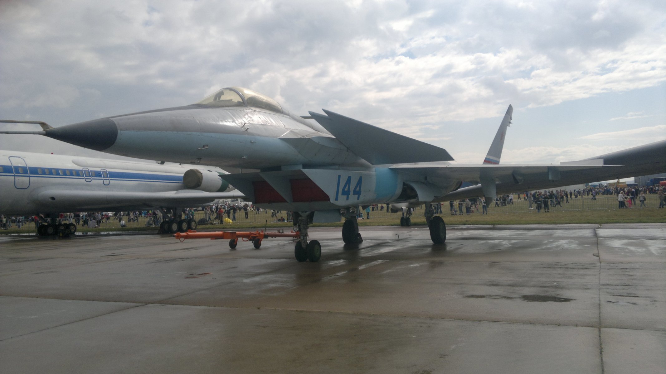 mikoyan gurevich mig 1.44 combattente quinta generazione max 2015 aeronautica russa motori ali persone spettacolo aeroporto zhukovsky