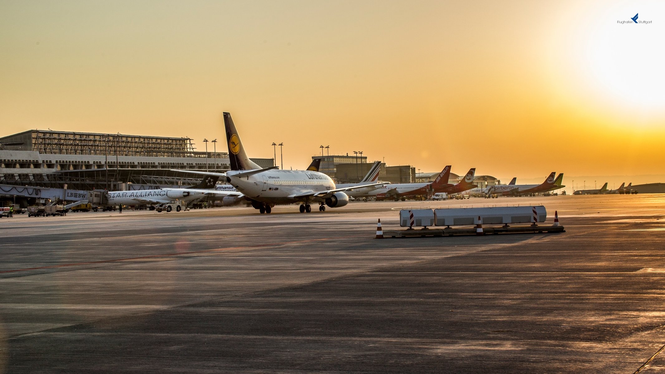 aeroporto passeggeri aereo boeing tramonto alba