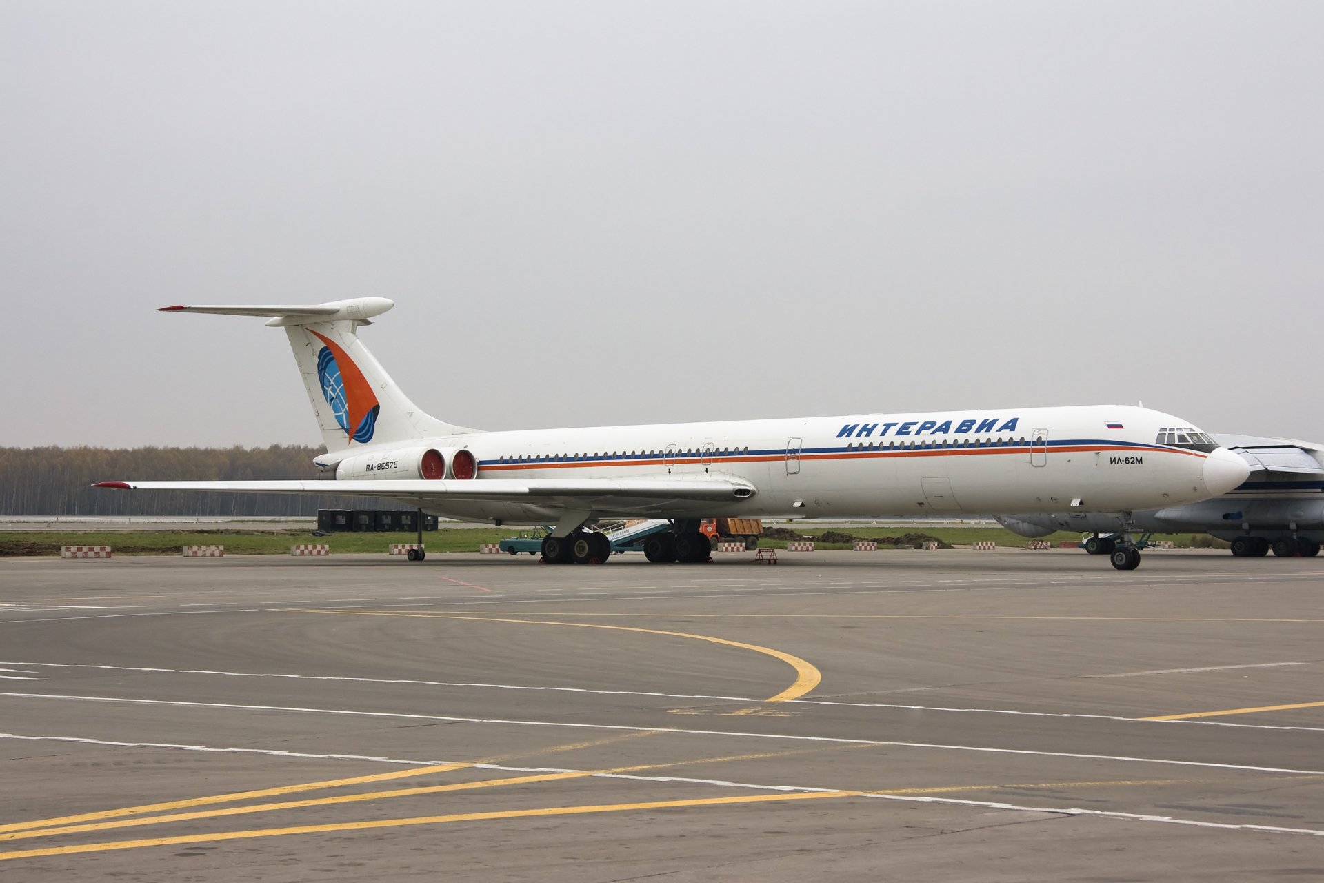 iljuszyn il-62 il-62 il-76 lotnisko parking radziecki pasażerski samolot interavia skrzydła turbiny silniki podwozie