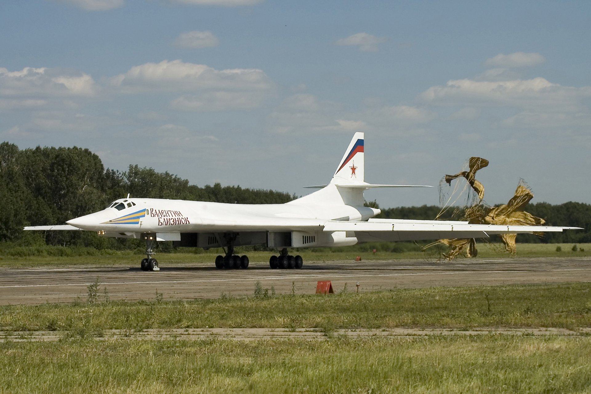 tu-160 cisne blanco supersónico estratégico bombardero de misiles aeródromo de paracaídas