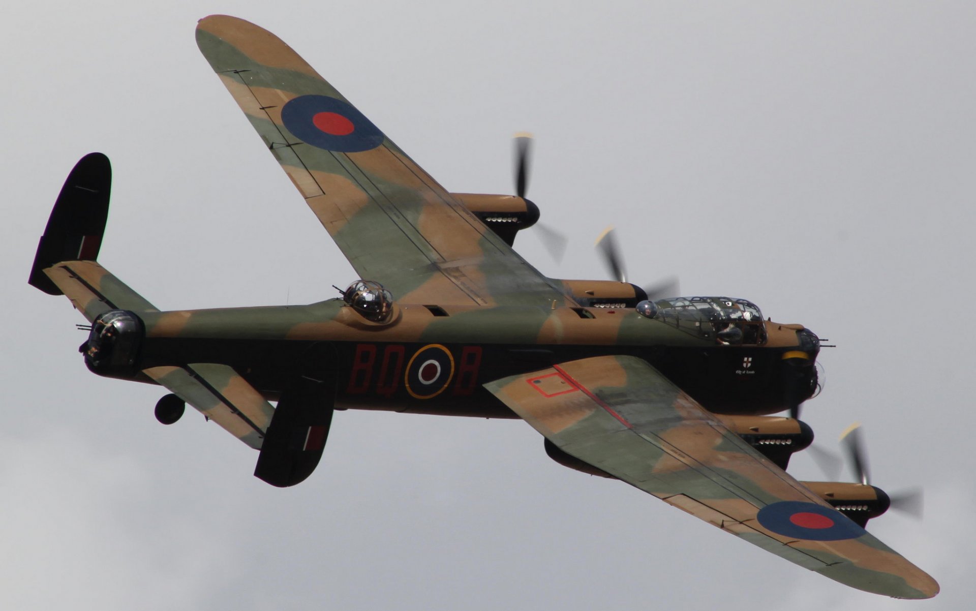 avro lancaster lourd quadrimoteur bombardier