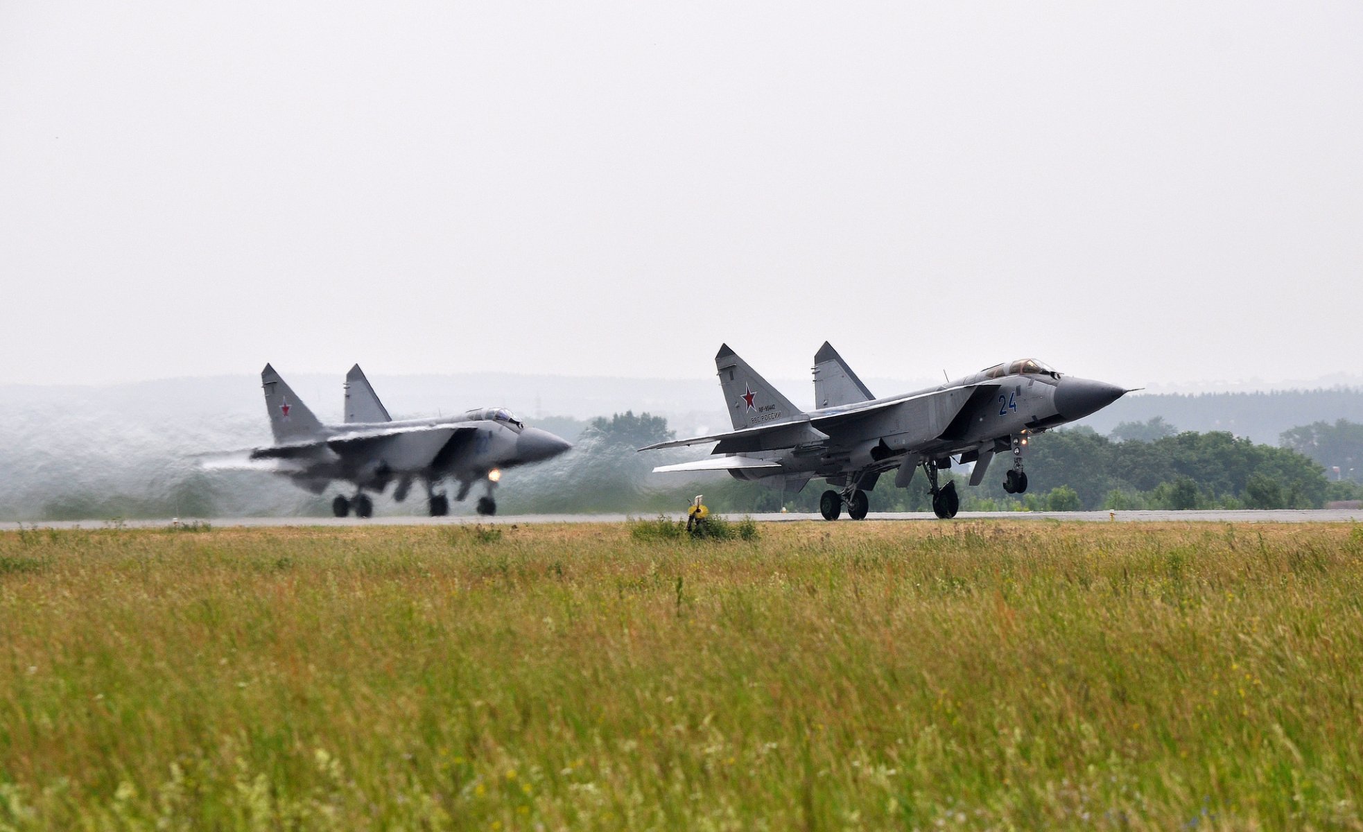 mig-31 doppelt kämpfer abfangjäger start flugplatz