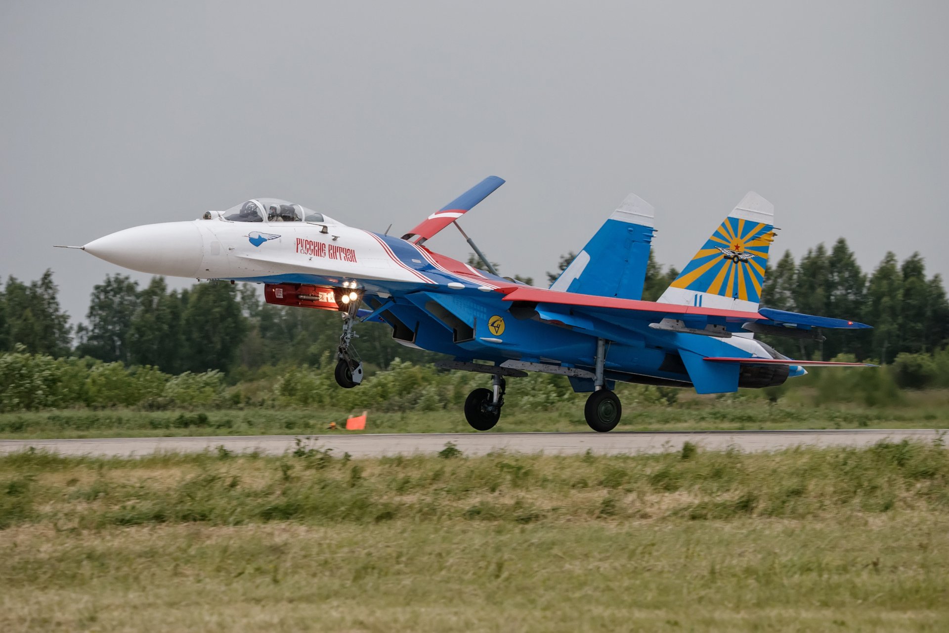 su-27 kampfjet start flugplatz