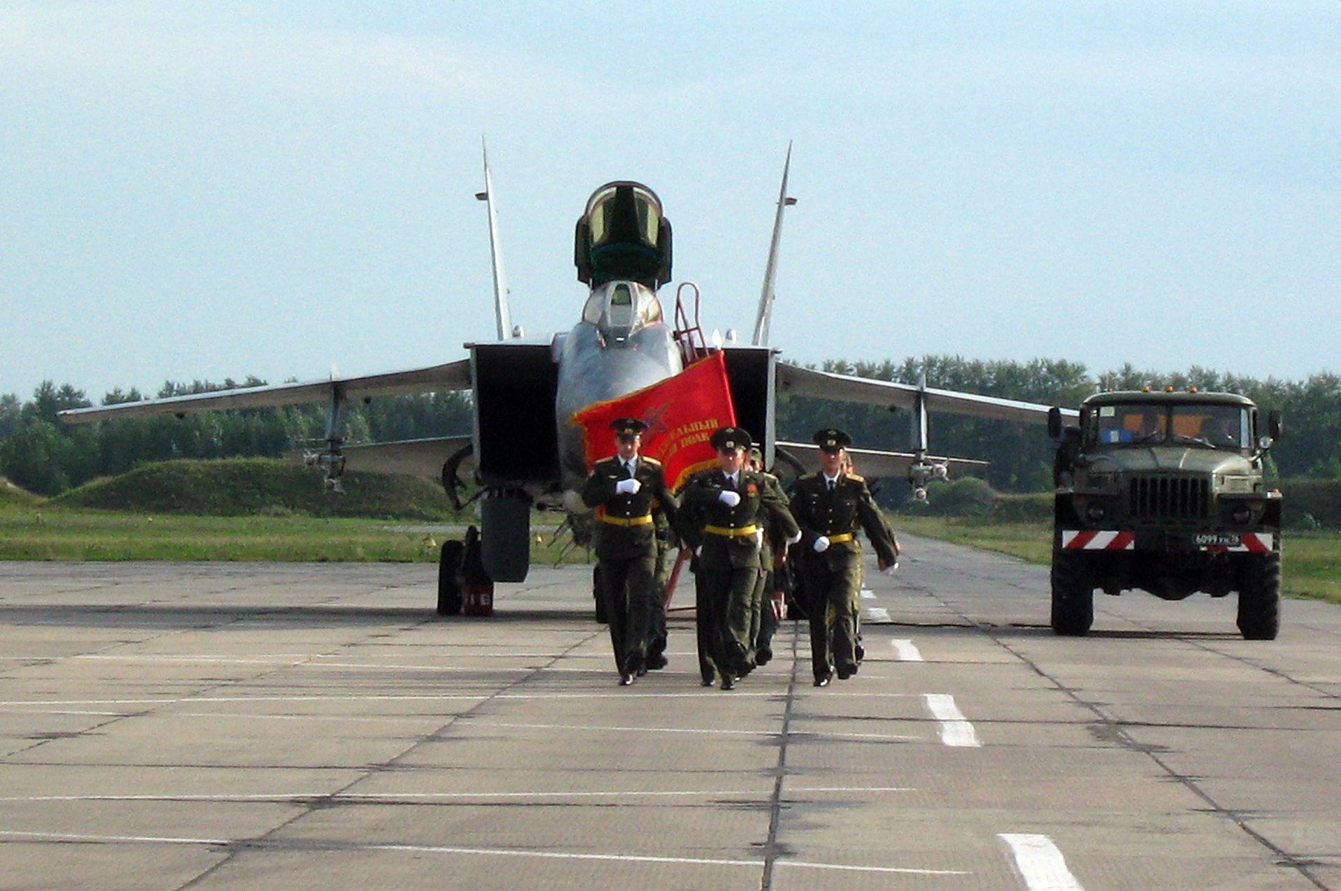 siły powietrzne rosja mig-31 samolot myśliwiec przechwytujący lotnisko wojskowe paradny formacja pas startowy sztandar