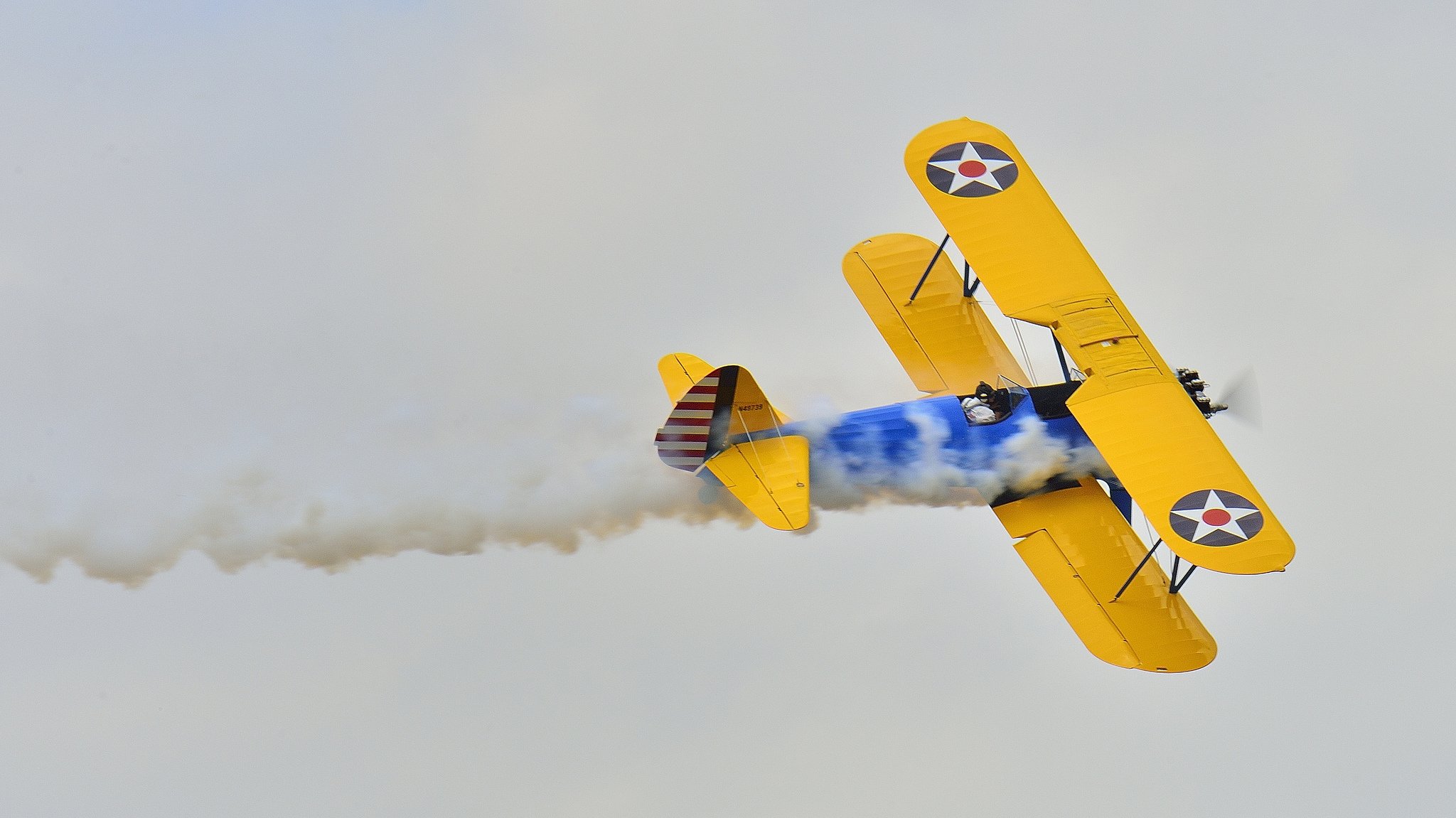 aereo biplano pilota parata retro fumo