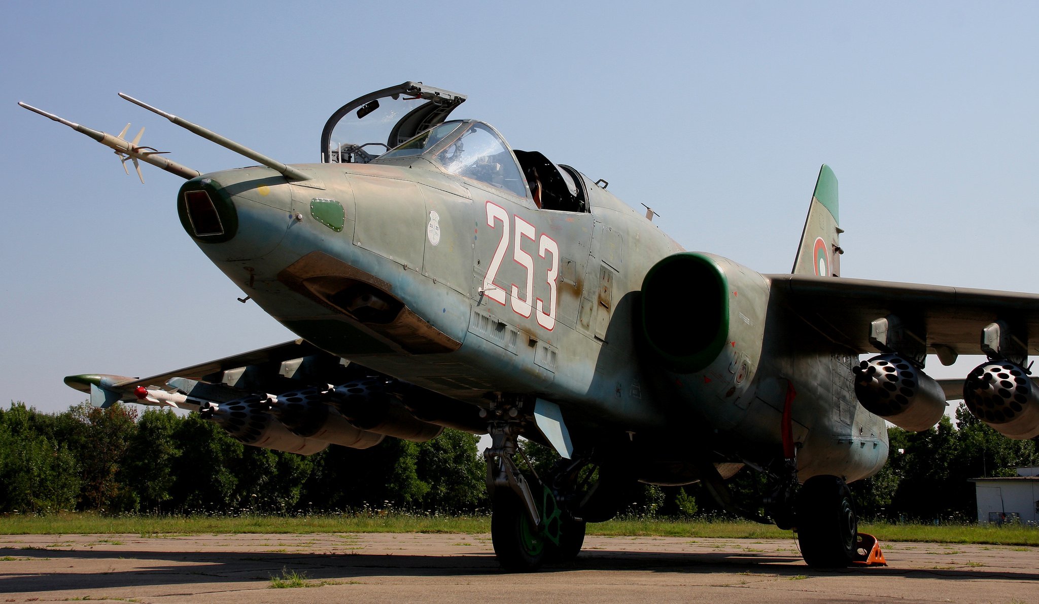 ukhoi su-25 grach blindé subsonique avion d attaque aérodrome