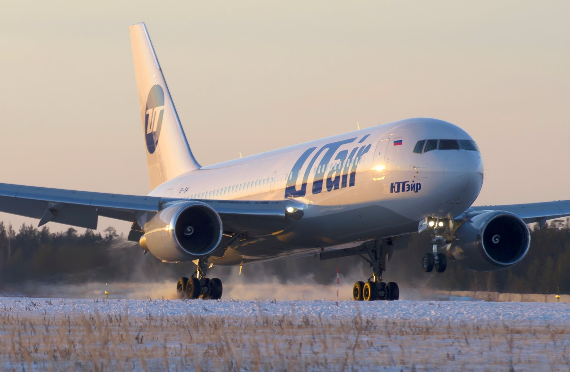 boeing er utair passagier verkehrsflugzeug flugzeug fahrwerk flügel motor landung landebahn flughafen winter schnee sonnenuntergang passagierschiff flugzeug start winter