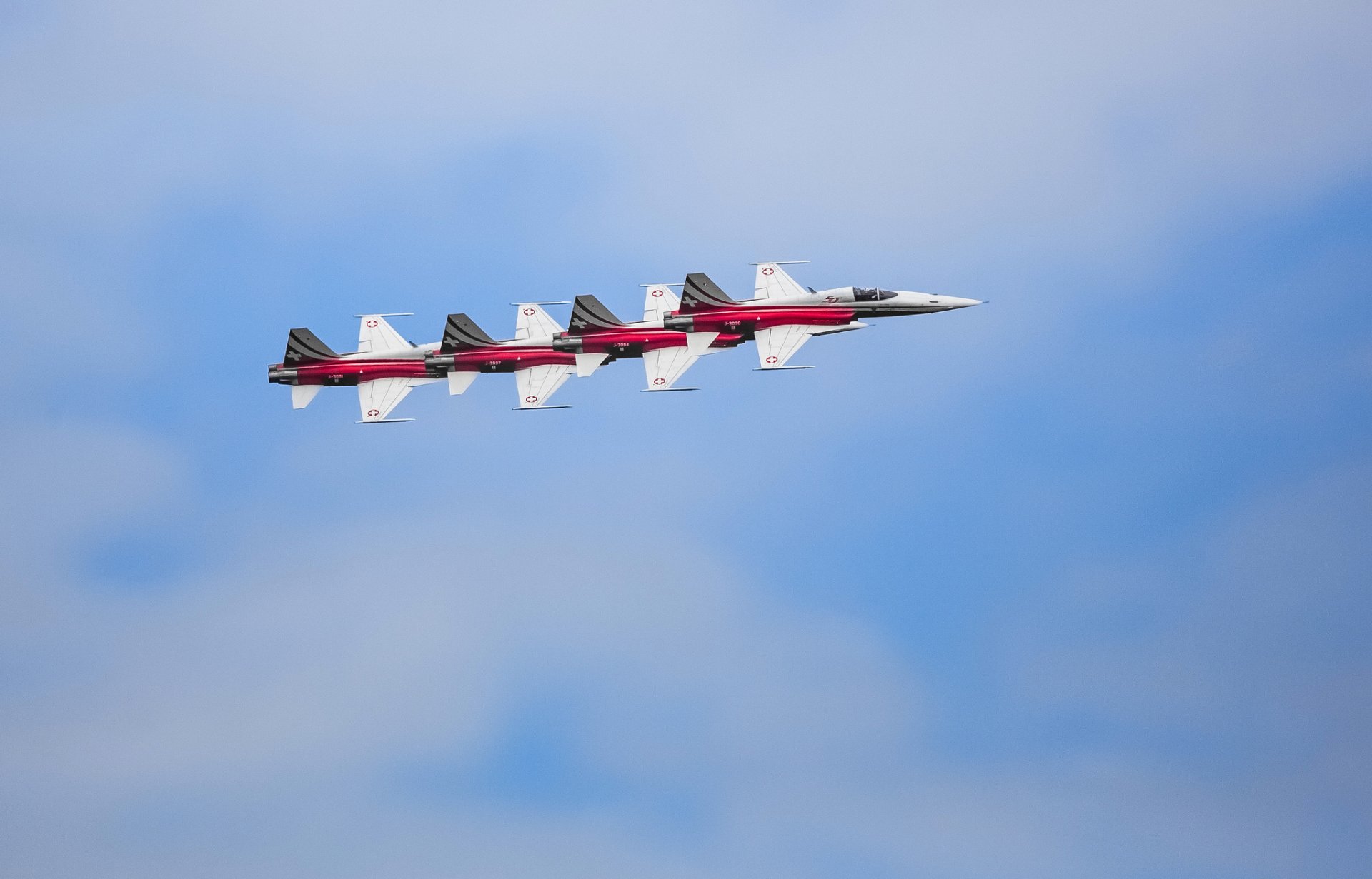 avión enlace desfile cielo nubes suiza