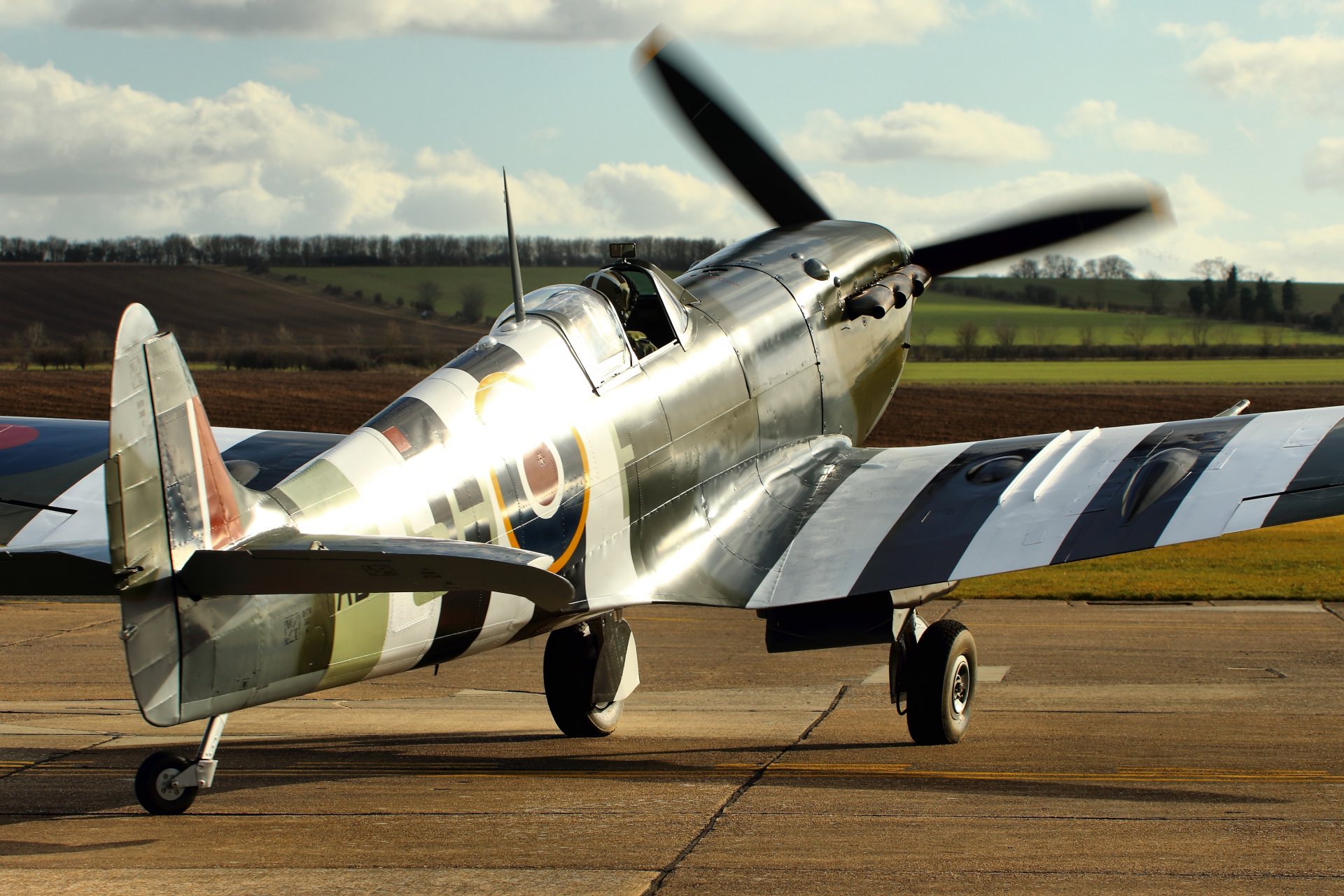 супермарин spitfire mk . xiv британский одномоторный истребитель