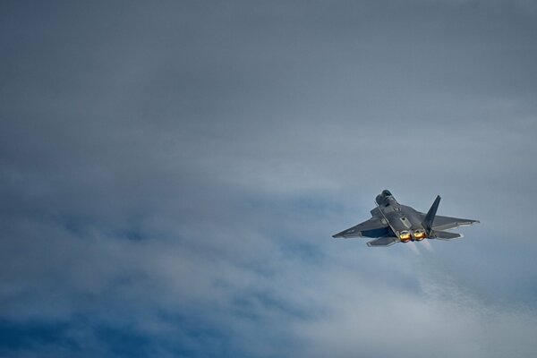 Der Mehrzweckjäger f -22 raptor fliegt in den Himmel