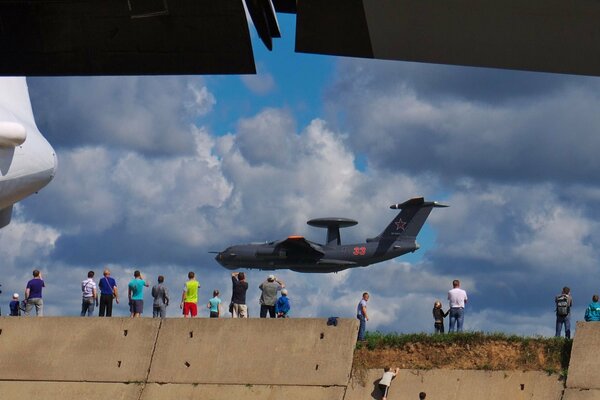 Ilyushin a-50 Militärflugzeug niedriger Demonstrationsflug