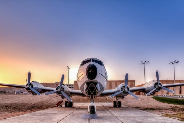 Avion sur fond de coucher de soleil sur la piste