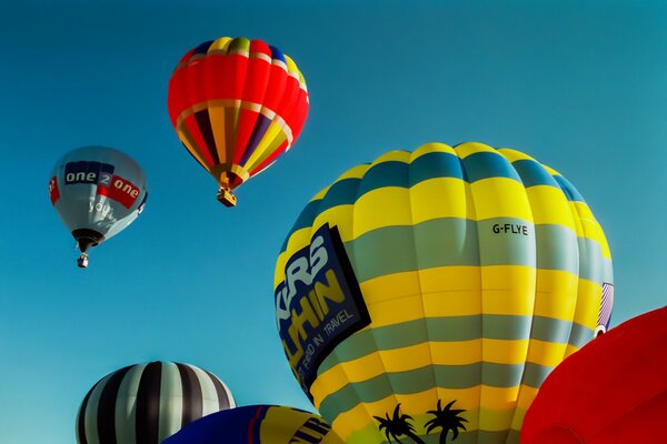 Bellissimi palloncini sullo sfondo del cielo