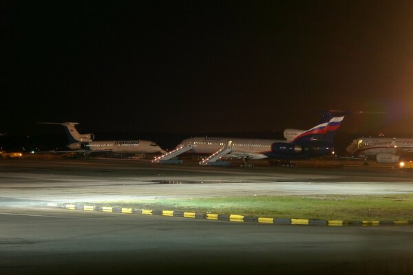 Avión TU - 154 en el aeropuerto de Pulkovo