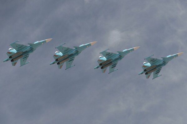 Desfile de aviones de combate en vacaciones