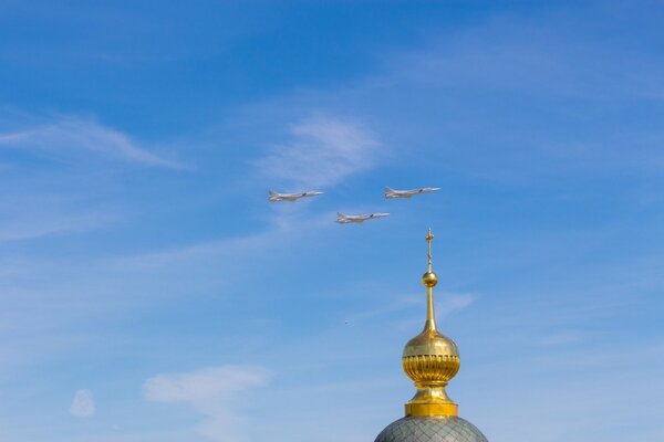 Trois avions survolent le dôme de l église