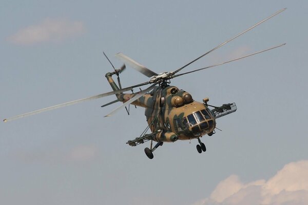 Helicóptero militar de la fuerza aérea rusa en ejercicios