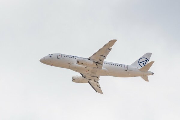 Russisches Passagierflugzeug Superjet hebt ab