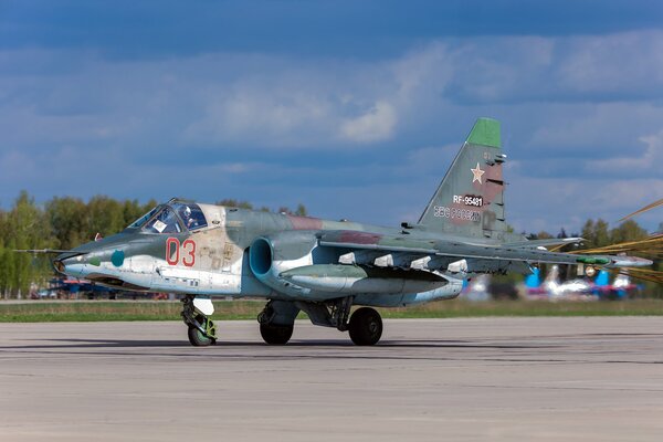 Gepanzertes Subsonic-Sturmflugzeug su-25 auf dem Flugplatz