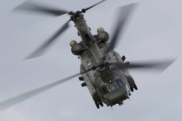 Voler pas haut dans le ciel hélicoptère