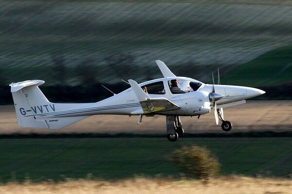 El avión bimotor Diamond da42 de cuatro plazas despega