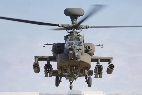 Combate fuerte impacto ah - 64D en el cielo