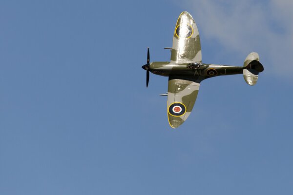 Chasseur spitfire en vol. Ciel