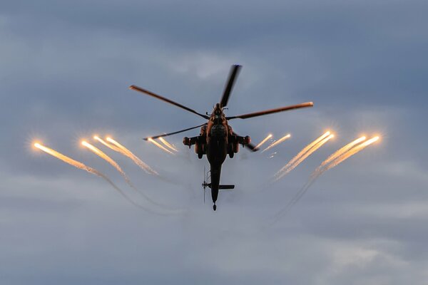 Hélicoptère militaire russe mi-28N aigle Royal en action