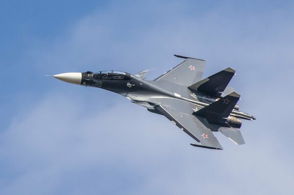 Caza multipropósito ruso su - 30sm en el cielo