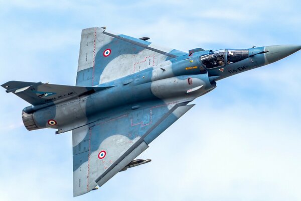 Avion estrebitel en camouflage avec mtile nuages