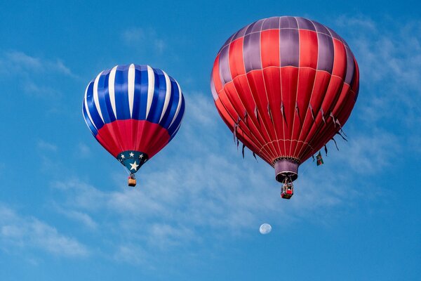 Blaue und rote Luftballons am Himmel