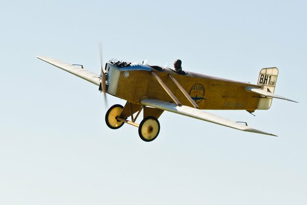 Vuelo de un avión de madera en el cielo