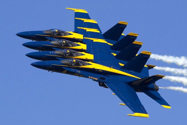 Vuelo y desfile de aviones de combate en el cielo en una fila