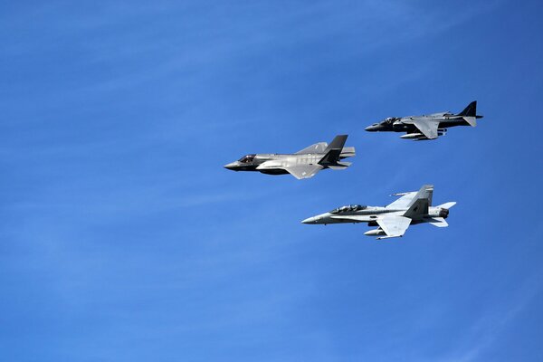 Trois avions av-8 volent dans le ciel