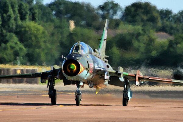 Caccia bombardiere su-22 in campo d aviazione con motore acceso