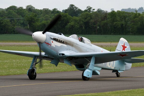 Avión de combate Yak - 3M despegue