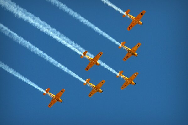 Un escadron d avions jaunes vole dans le ciel bleu