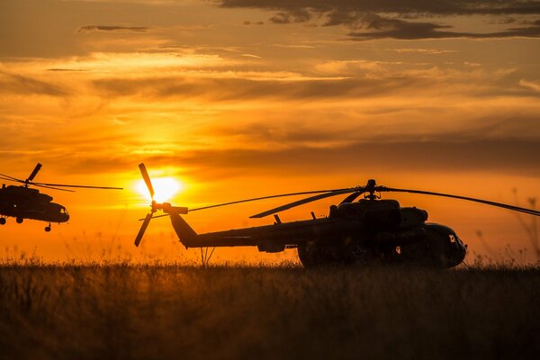 Russische Hubschrauber im Hintergrund des Sonnenuntergangs