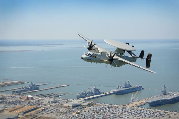 Полет над военной базой самолета e-2d hawkey