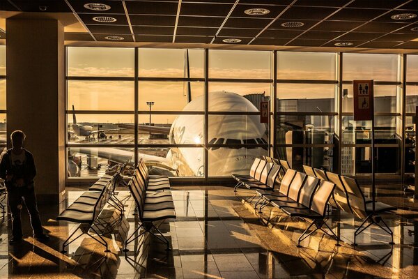 Espectacular puesta de sol en el aeropuerto en la sala de espera