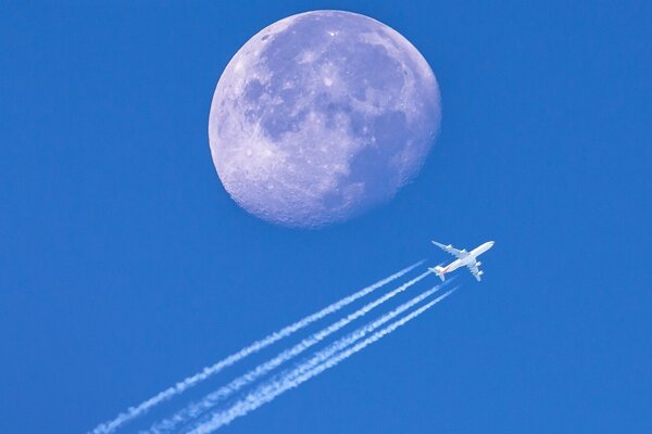 L aereo bianco è alto nel cielo