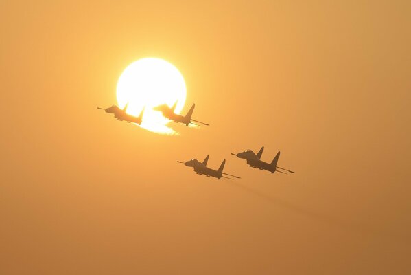 SU-27-Kampfflugzeuge fliegen vor dem Hintergrund der Sonne