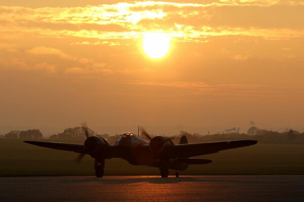 British Speed Bomber Bristol sur fond de coucher de soleil