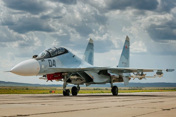 Rosyjski samolot Su-30 na betonie z rakietami