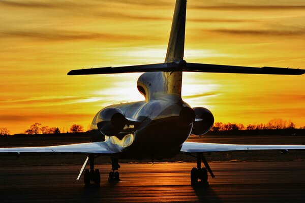 Jet dassault falcon auf dem Flugplatz bei Sonnenuntergang