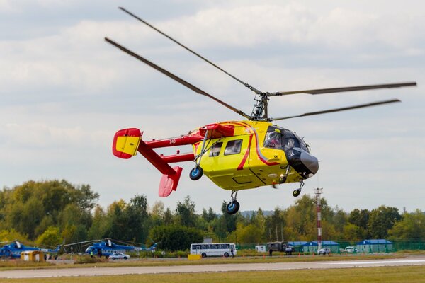 Der ka-226-Hubschrauber hebt auf dem Aeradrom ab