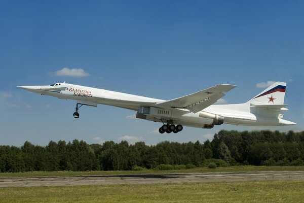 Gran avión de misiles supersónicos