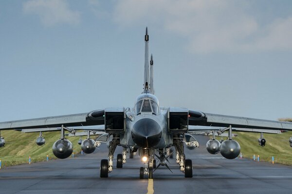 Ein Militärflugzeug auf der Landebahn