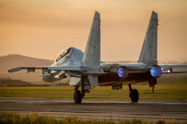 Avión ruso su - 30 antes del despegue vista trasera