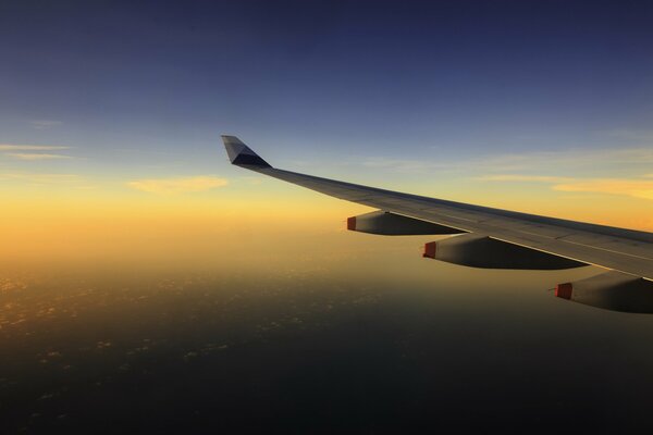 Romantischer Blick aus dem Flugzeugfenster